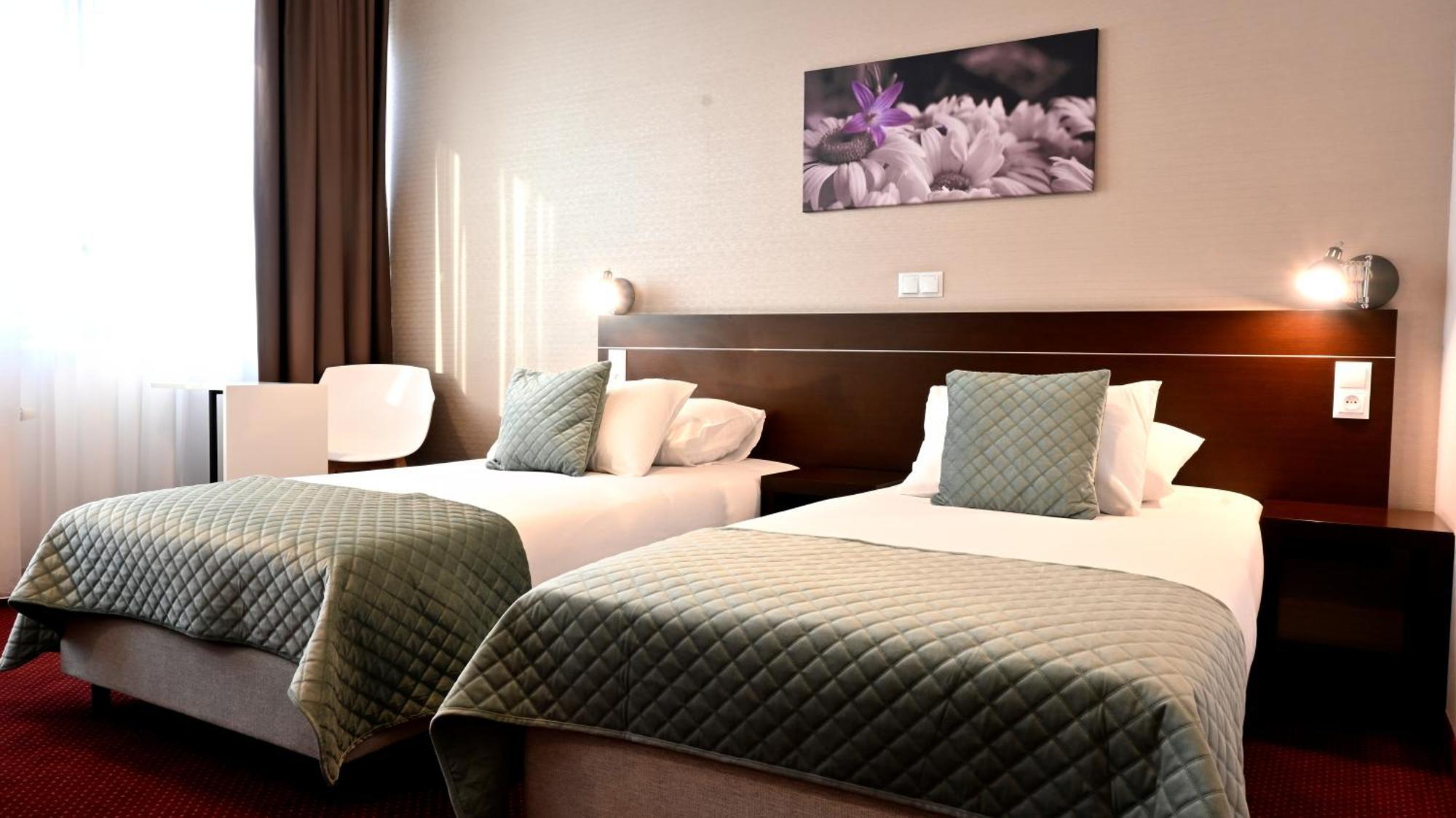 Vestil Hotel Piotrków Trybunalski Extérieur photo