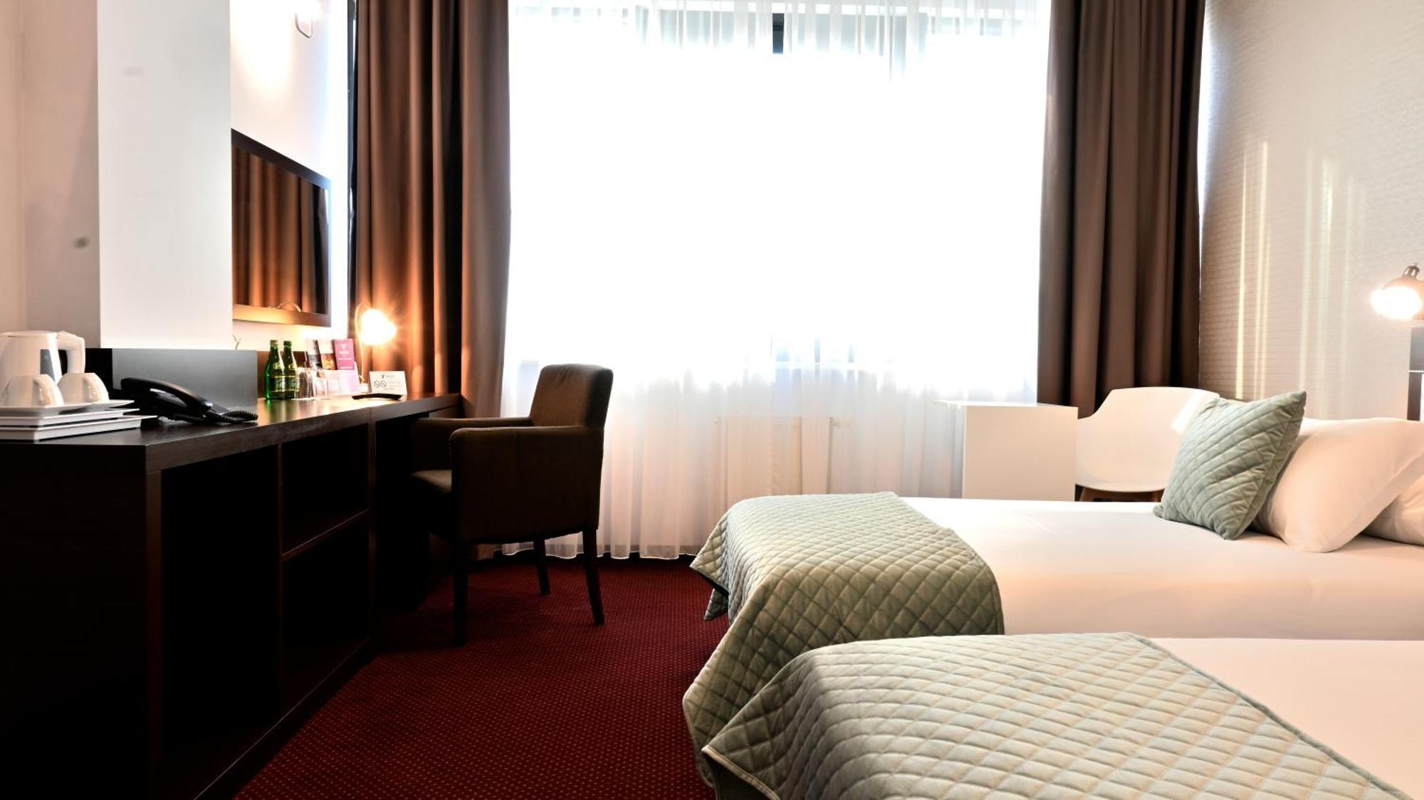 Vestil Hotel Piotrków Trybunalski Extérieur photo