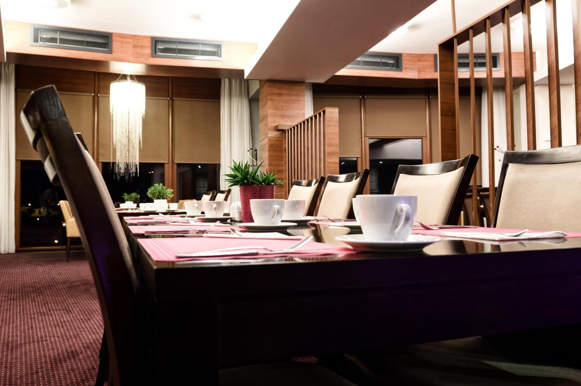 Vestil Hotel Piotrków Trybunalski Extérieur photo