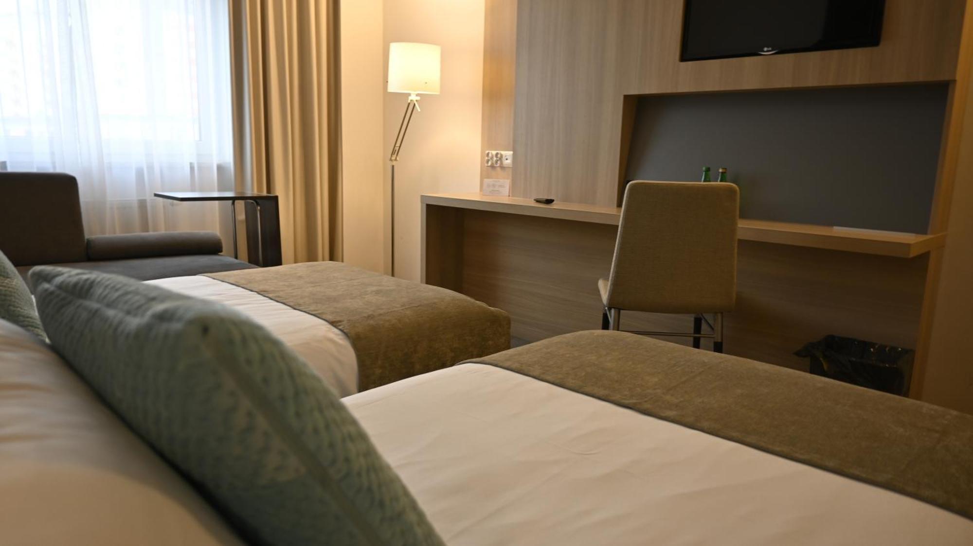Vestil Hotel Piotrków Trybunalski Extérieur photo