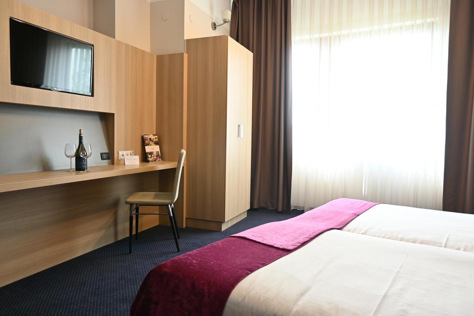 Vestil Hotel Piotrków Trybunalski Extérieur photo