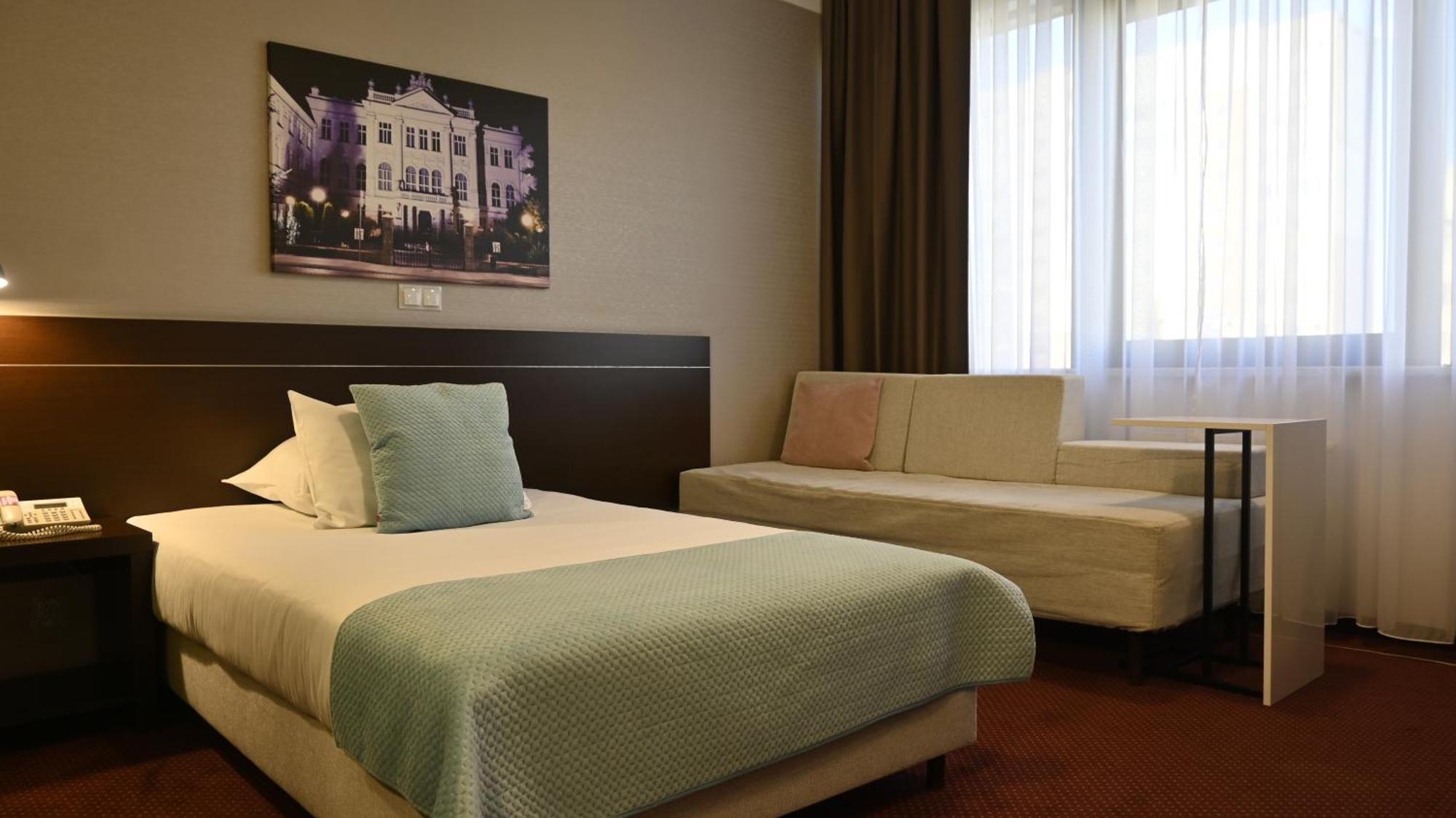 Vestil Hotel Piotrków Trybunalski Extérieur photo